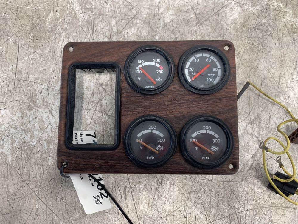 Freightliner 22-32030-001 gauge panel from 2000 Freightliner FLD120, used