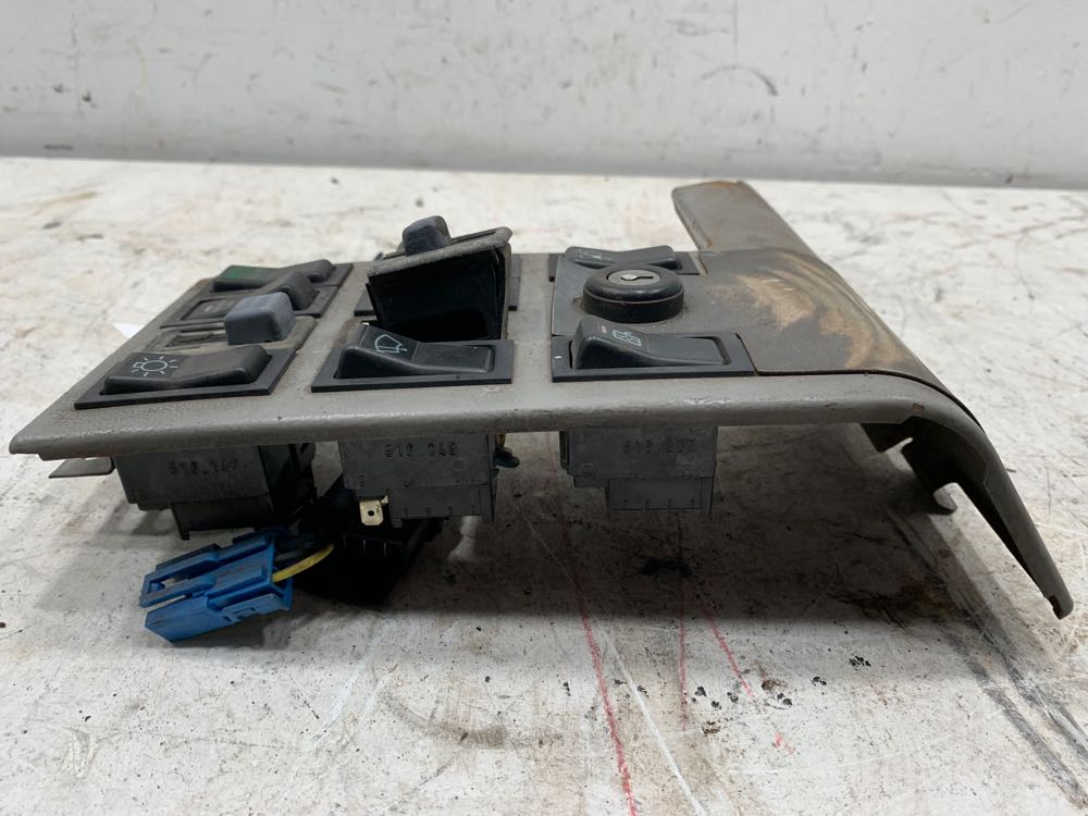 Freightliner 2241355000 switch panel from 1996 Freightliner FL70, used - view 3 of 6