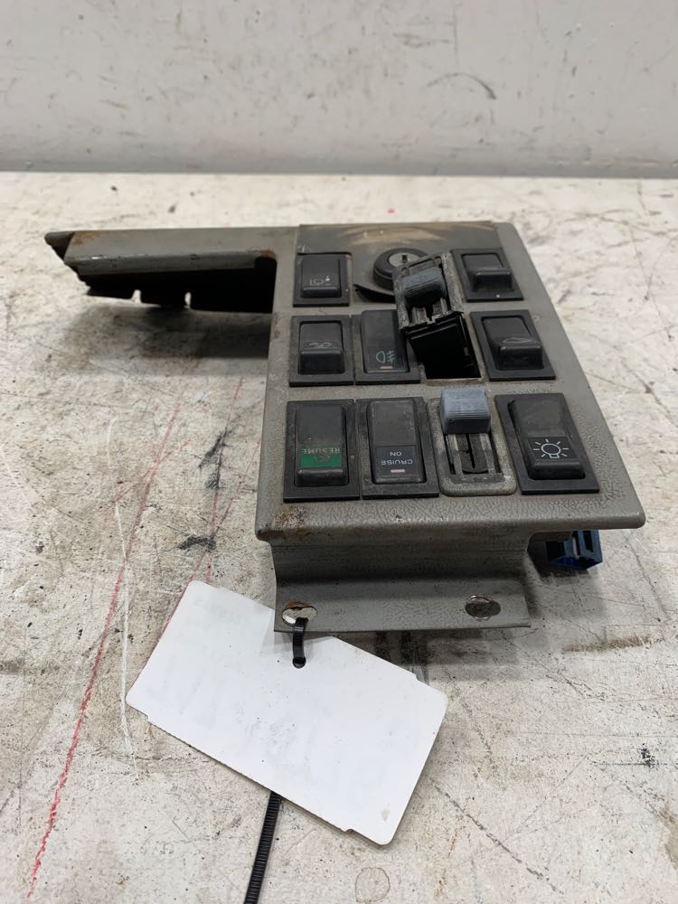 Freightliner 2241355000 switch panel from 1996 Freightliner FL70, used - view 4 of 6