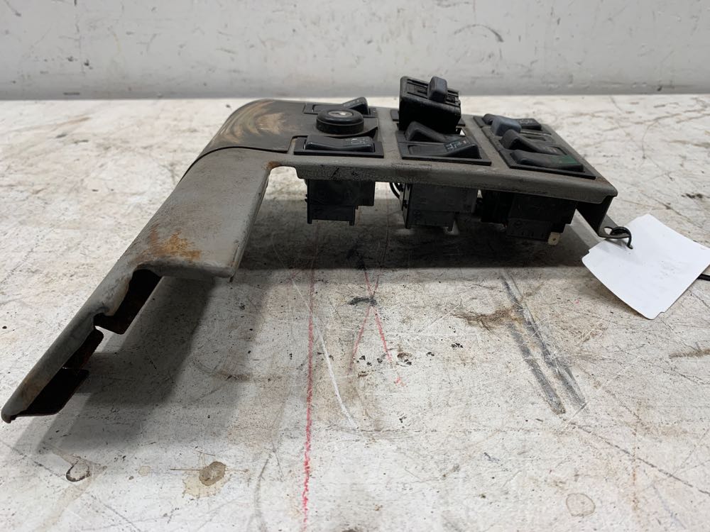 Freightliner 2241355000 switch panel from 1996 Freightliner FL70, used - view 5 of 6