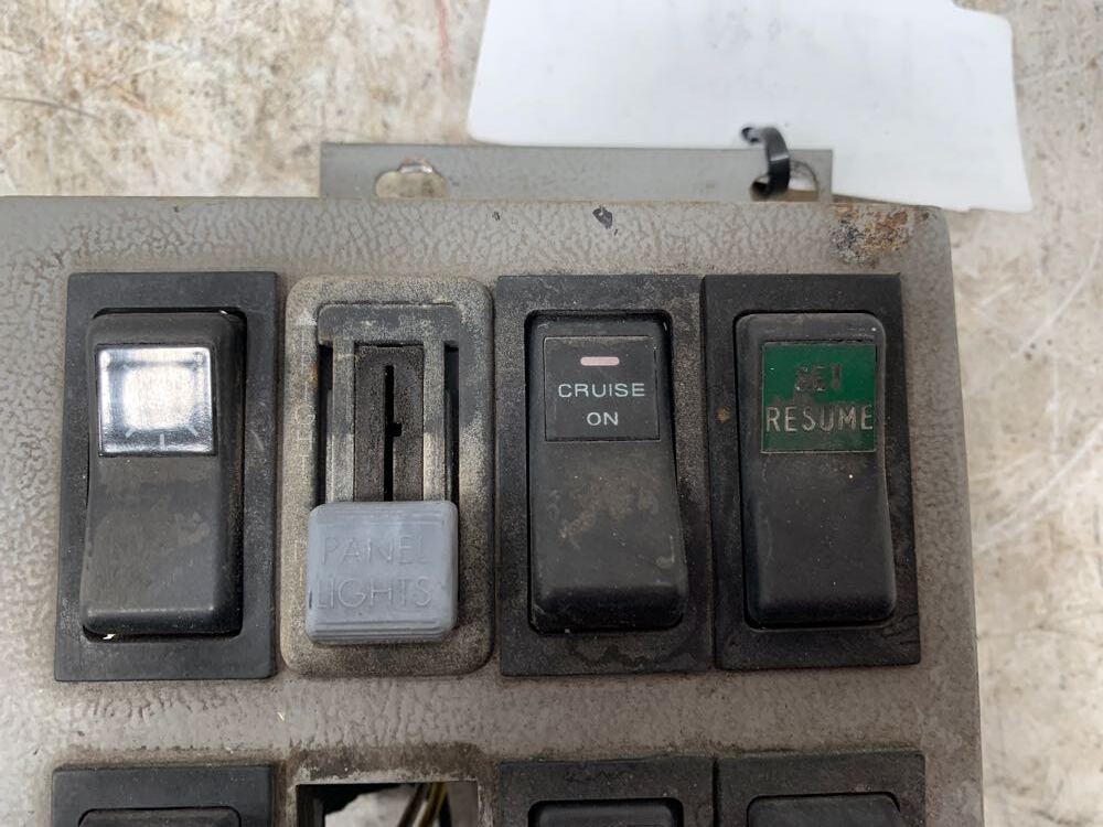 Freightliner 2241355000 switch panel from 1996 Freightliner FL70, used - view 6 of 6