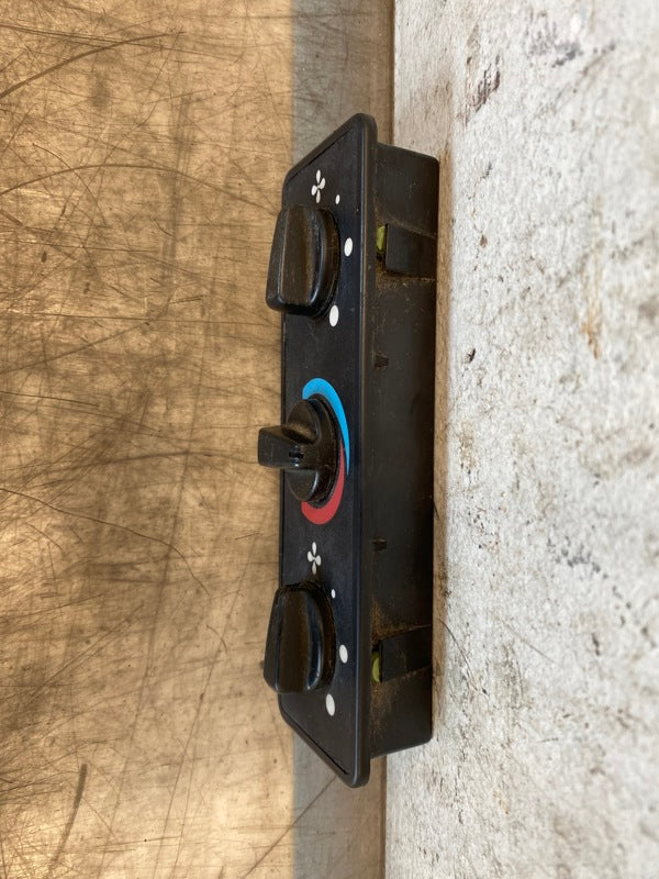Freightliner 66004757 climate control from 2007 Freightliner FS65, used - view 5 of 6