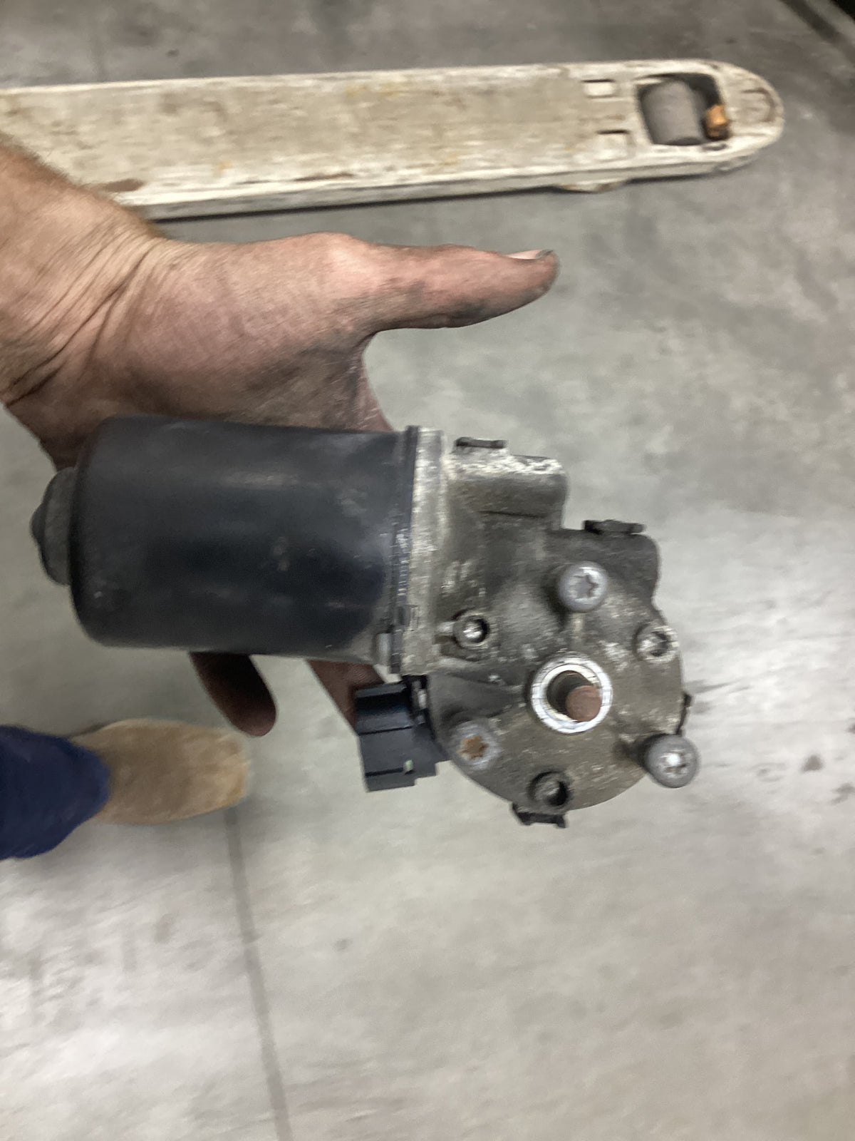 Freightliner 91498-392 windshield wiper motor from 2010 Freightliner Columbia 120, used - view 2 of 2