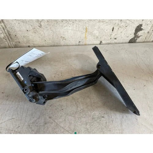 Freightliner A01-29036-000 throttle pedal assembly from 2005 Freightliner Century, used