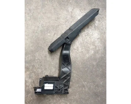 Freightliner A01-31219-000 accelerator pedal with position sensor from 2009 Freightliner Cascadia, used - view 3 of 5