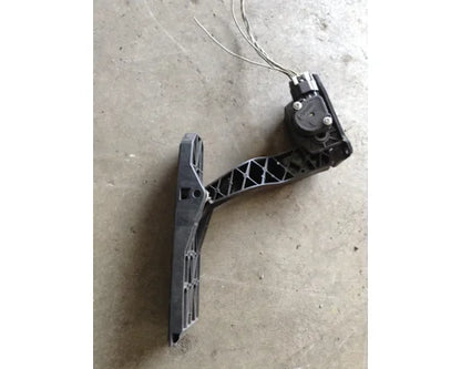 Freightliner A01-32622-000 accelerator pedal assembly from 2013 Freightliner Cascadia, used - view 2 of 5