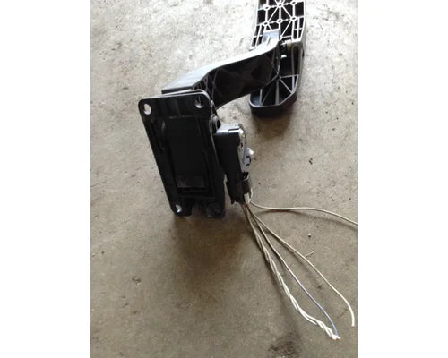 Freightliner A01-32622-000 accelerator pedal assembly from 2013 Freightliner Cascadia, used - view 3 of 5