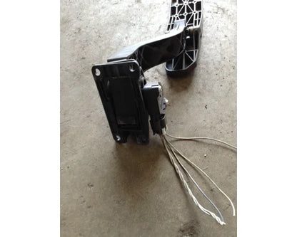 Freightliner A01-32622-000 accelerator pedal assembly from 2013 Freightliner Cascadia, used - view 3 of 5