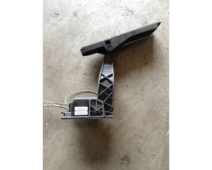 Freightliner A01-32622-000 accelerator pedal assembly from 2013 Freightliner Cascadia, used - view 4 of 5