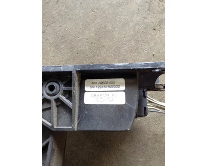 Freightliner A01-32622-000 accelerator pedal assembly from 2013 Freightliner Cascadia, used - view 5 of 5
