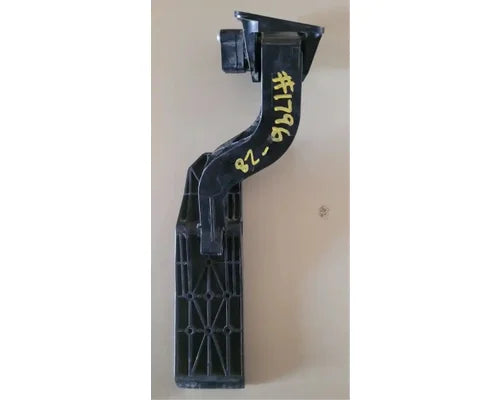 Freightliner A01-33398-000 accelerator pedal with position sensor from 2014 Freightliner Cascadia 125, used - view 3 of 5