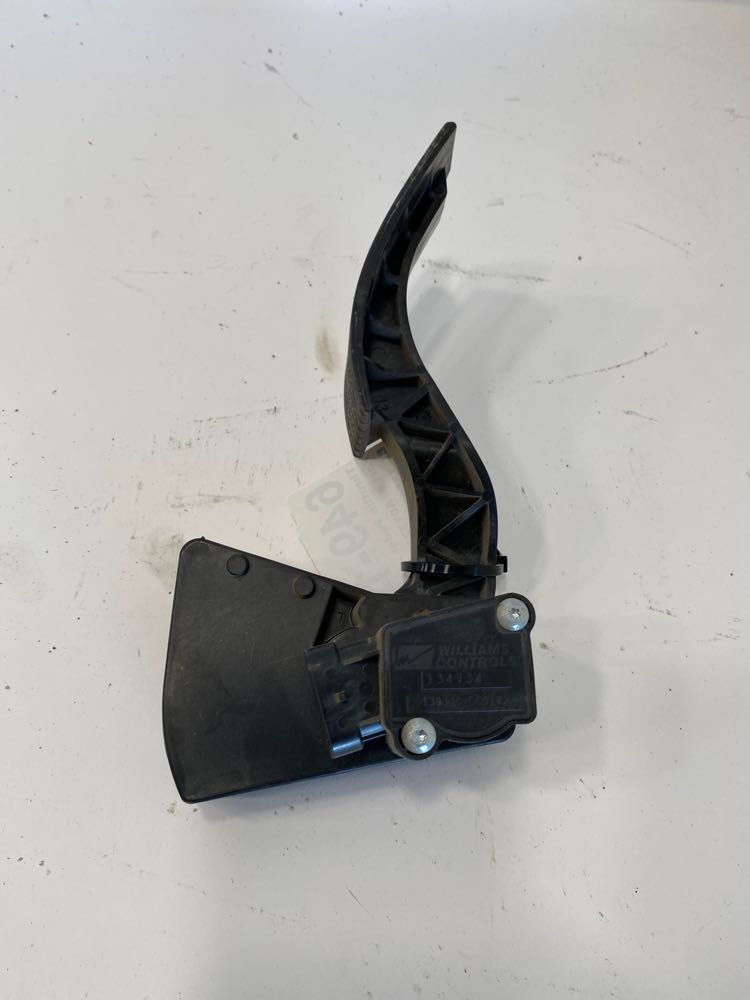 Freightliner A0132344000 throttle pedal from 2013 Freightliner School Bus, used - view 3 of 4