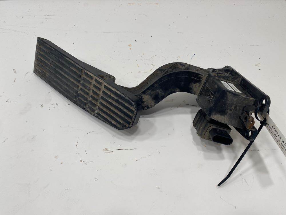 Freightliner A0133070000 throttle pedal assembly from 2015 Freightliner Cascadia, used - view 2 of 4