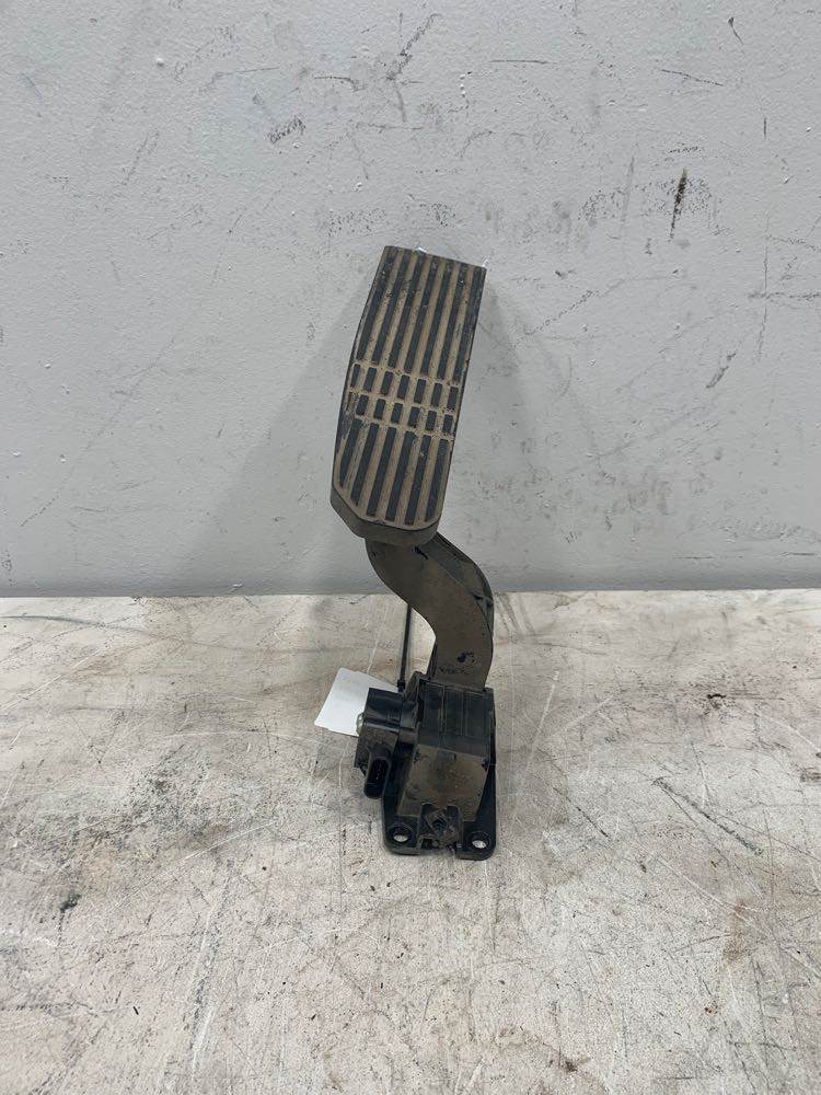 Freightliner A0133820000 throttle pedal assembly from 2015 Freightliner Cascadia, used