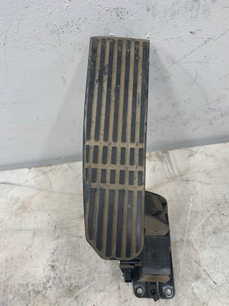 Freightliner A0133820000 throttle pedal assembly from 2015 Freightliner Cascadia, used - view 2 of 6