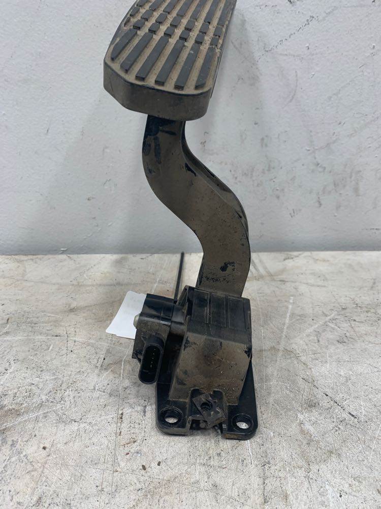 Freightliner A0133820000 throttle pedal assembly from 2015 Freightliner Cascadia, used - view 3 of 6