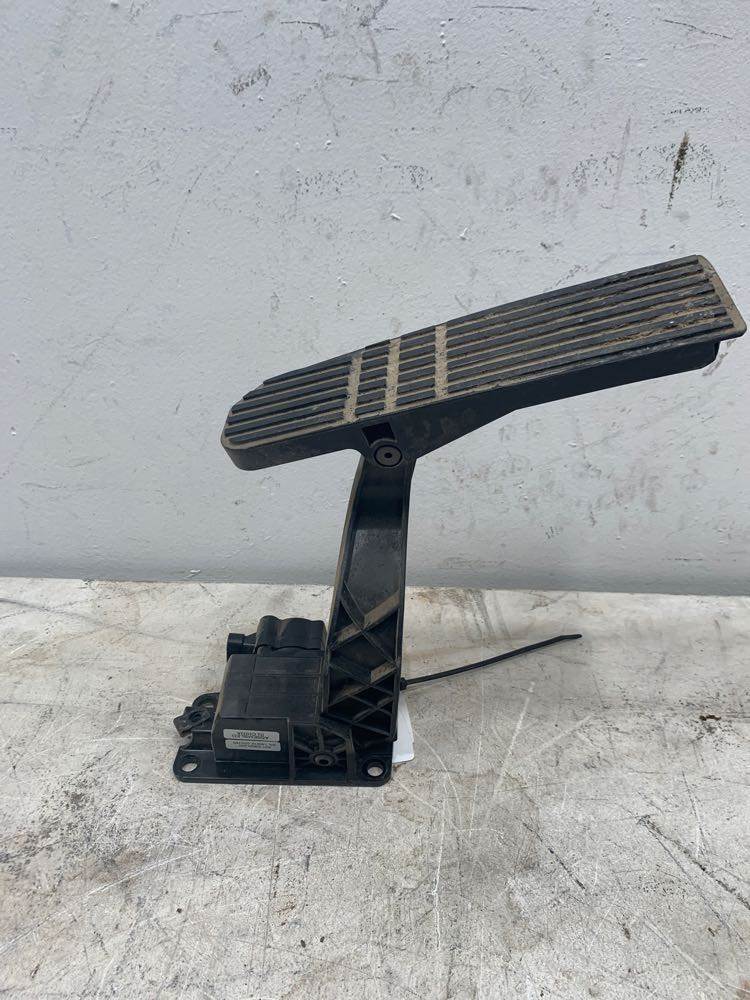Freightliner A0133820000 throttle pedal assembly from 2015 Freightliner Cascadia, used - view 4 of 6