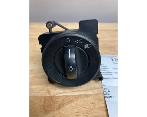 Freightliner A06-58685-001 headlight switch from 2014 Freightliner Cascadia, used