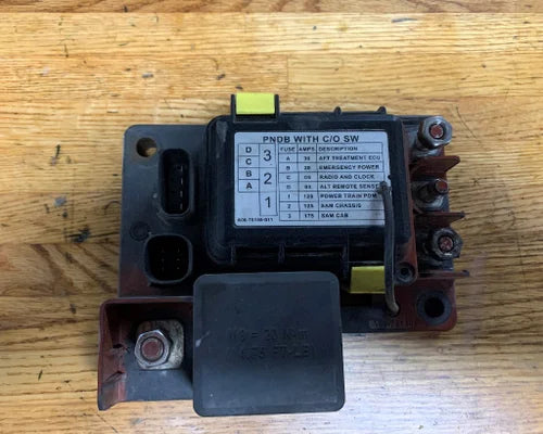 Freightliner A06-75148-011 power distribution box with Cut-Off switch from 2012 Freightliner Cascadia, used