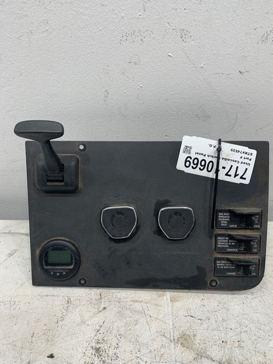 Freightliner A0640924001 switch panel from 2015 Freightliner Cascadia, used