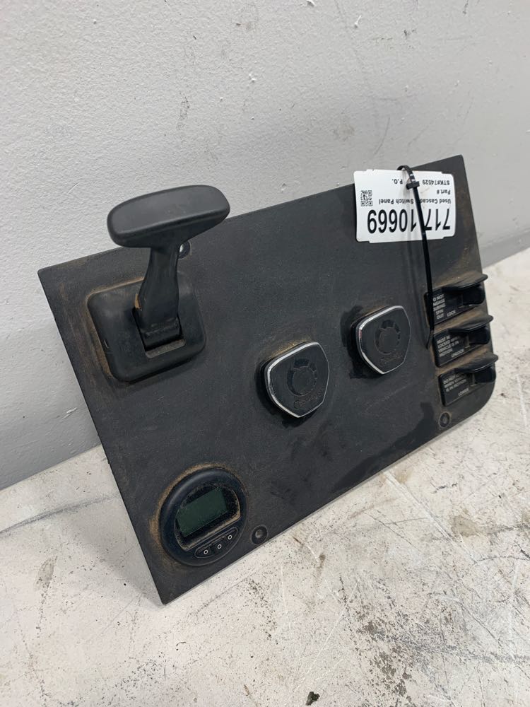 Freightliner A0640924001 switch panel from 2015 Freightliner Cascadia, used - view 2 of 6