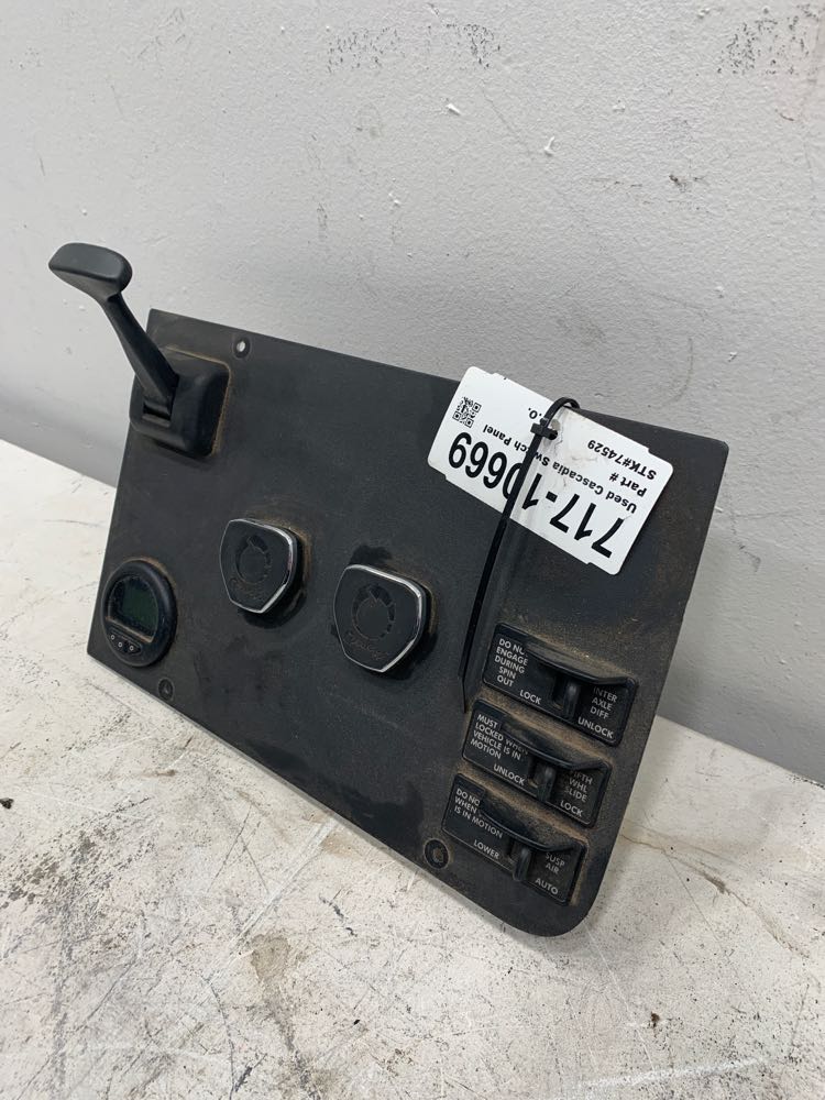 Freightliner A0640924001 switch panel from 2015 Freightliner Cascadia, used - view 3 of 6