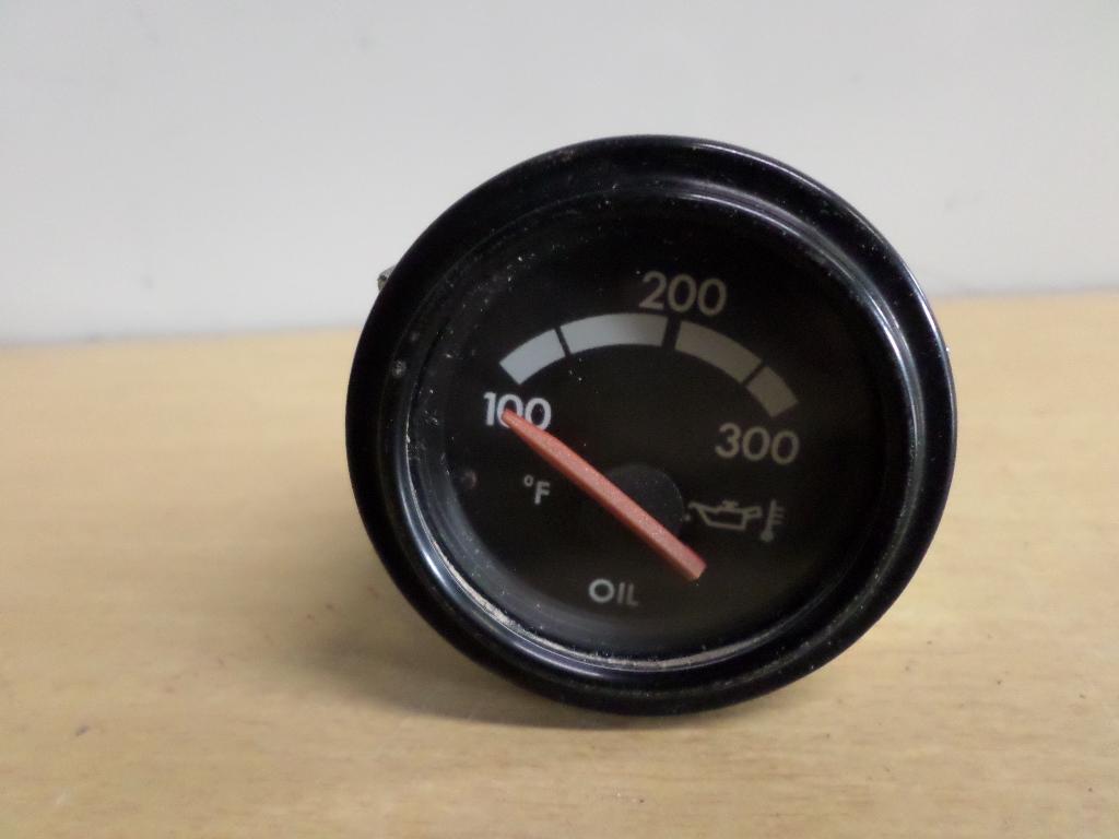 Freightliner A22-38892-000 oil temperature gauge from 2000 Freightliner FLD120, used