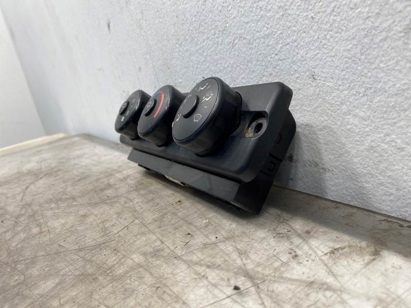 Freightliner A22-60645-002 climate control panel from 2009 Freightliner Cascadia 125, used