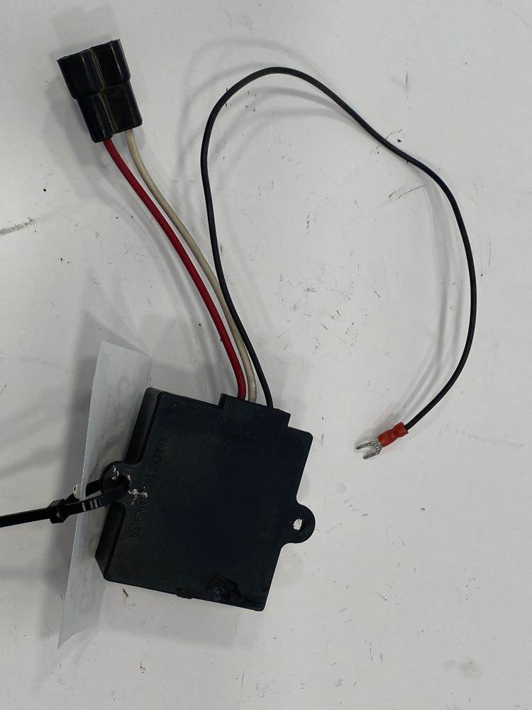 International 2028498C91 turn signal flasher module from 2005 International 9400I, used - view 2 of 3