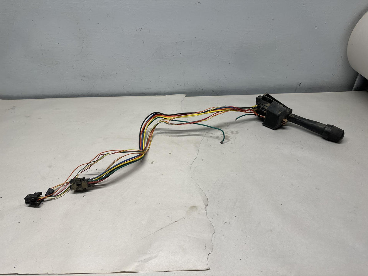International 2042613C91 turn signal / column switch from 1996 International 8200, used - view 2 of 6