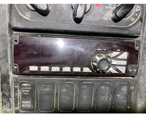 International 24111981 AM/FM radio (tuner) from 2015 International Durastar 4300, used - view 4 of 4