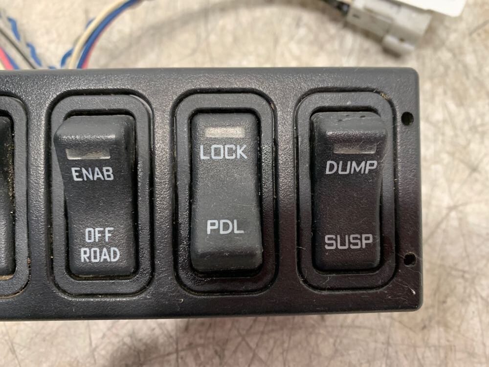 International 32237 switch panel from 2009 International Prostar, used - view 3 of 5