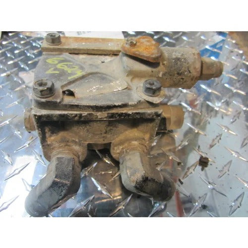 International 3570617C91 bendix r-14 relay valve removed from a 2004 International 4300, used