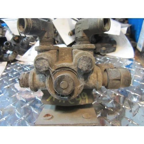 International 3570617C91 bendix r-14 relay valve removed from a 2004 International 4300, used