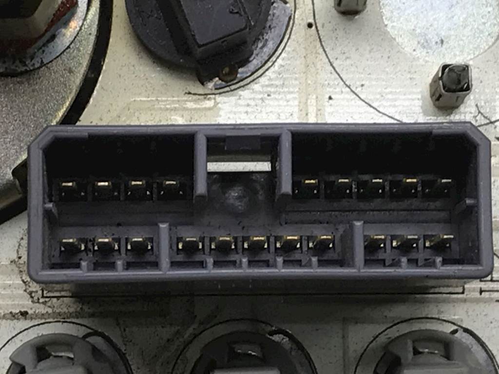 International 3571284C91 instrument cluster from 2005 International 9400I, used - connector view