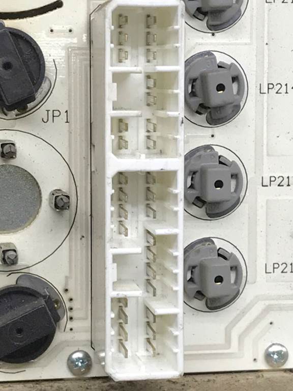 International 3571295C91 instrument cluster from 2005 International 9400I, used - connector view
