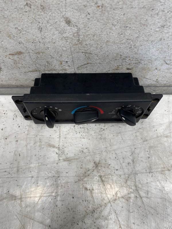 International 3827583F91 climate control panel from 2014 International 4300, used - view 5 of 6