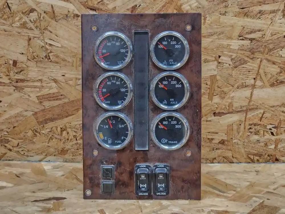 International 3833537C91 instrument cluster from 2012 International Paystar 5900I, used