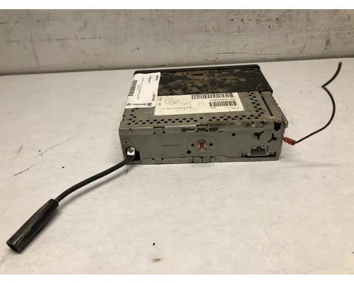 International CQ2100B4A cassette radio from 1995 International 9200, used - view 2 of 4