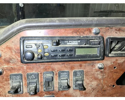 International CQ2100B4A cassette radio from 1995 International 9200, used - view 4 of 4