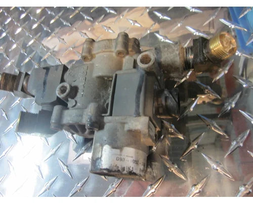 Kenworth 472-195-052-0 ABS modulator valve from 2006 Kenworth T600, used