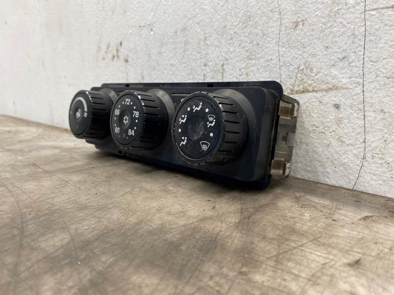 Kenworth F21-1028-1241H climate control panel from 2015 Kenworth T880, used