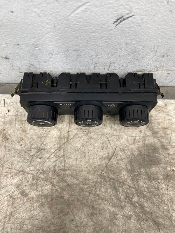 Kenworth F21-1028-1241H climate control panel from 2015 Kenworth T880, used - view 5 of 7