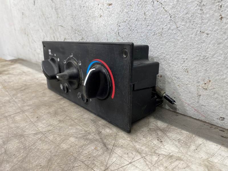 Kenworth F21-1032-100 climate control panel from 2005 Kenworth T800, used
