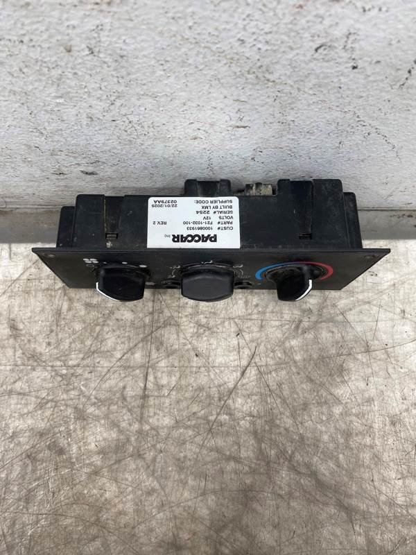 Kenworth F21-1032-100 climate control panel from 2005 Kenworth T800, used - view 5 of 7
