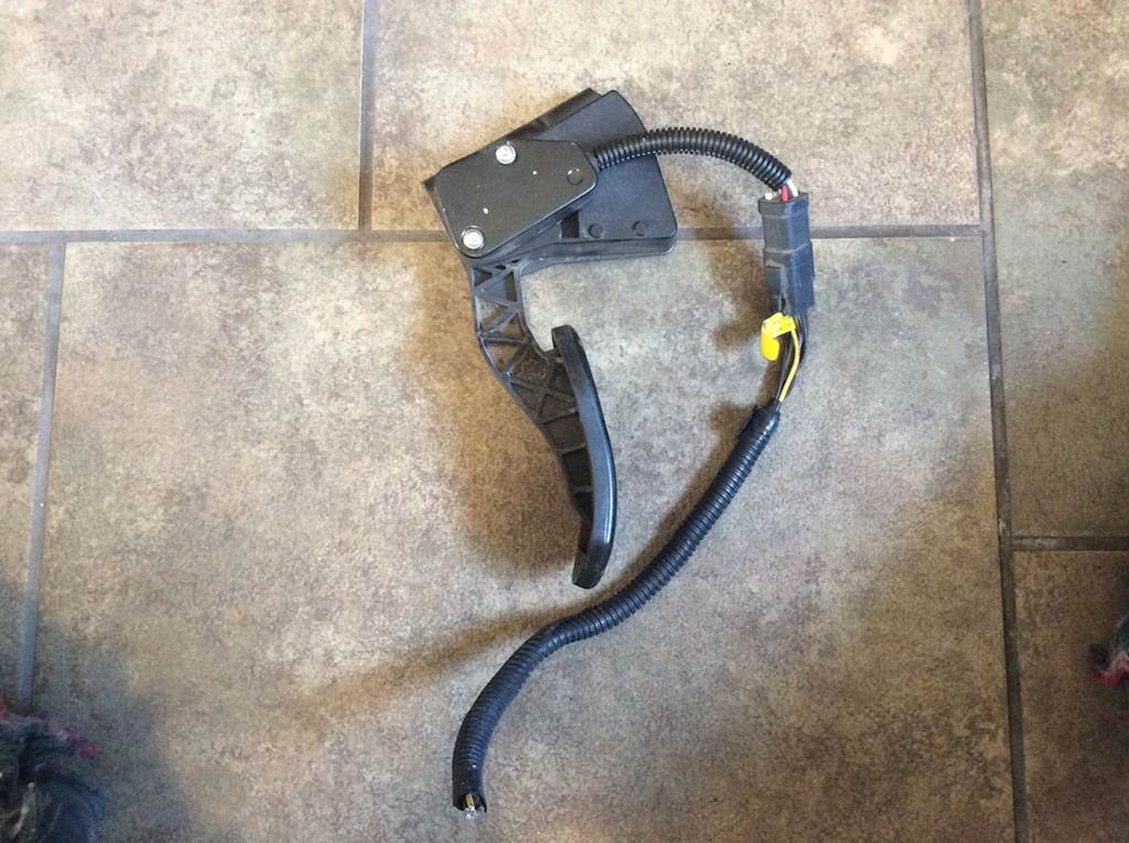 Kenworth S21-1009-200 throttle pedal assembly with position sensor from 2009 Kenworth T600, used - view 2 of 2