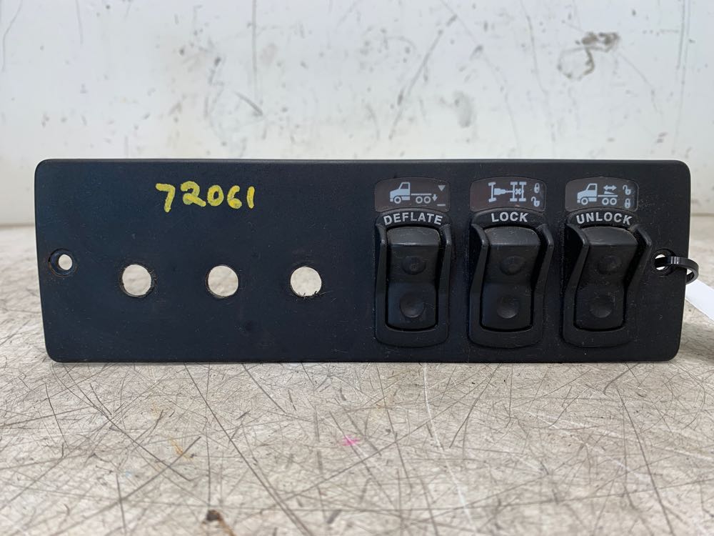 Kenworth S6410053 switch panel from 1999 Kenworth T2000, used