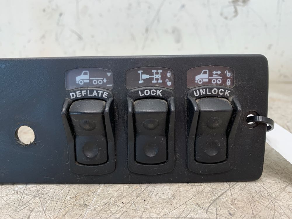 Kenworth S6410053 switch panel from 1999 Kenworth T2000, used - view 3 of 5