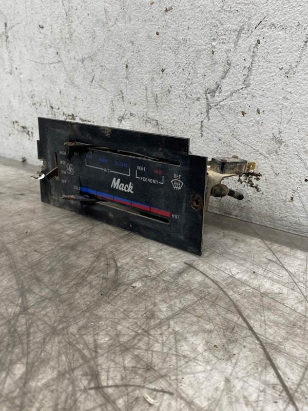 Mack RD342400 climate control panel from 1999 Mack CH, used