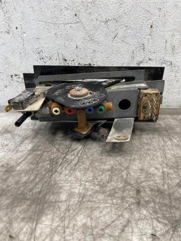 Mack RD342400 climate control panel from 1999 Mack CH, used - view 6 of 7